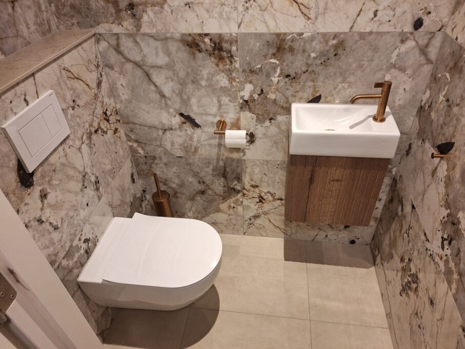 20260312 Gerealiseerde badkamer geborsteld koper 3
