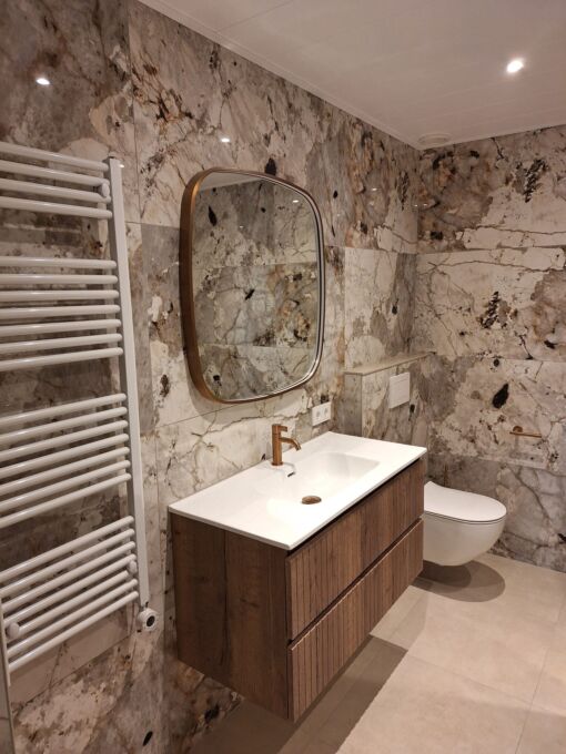 20260312 Gerealiseerde badkamer geborsteld koper 4